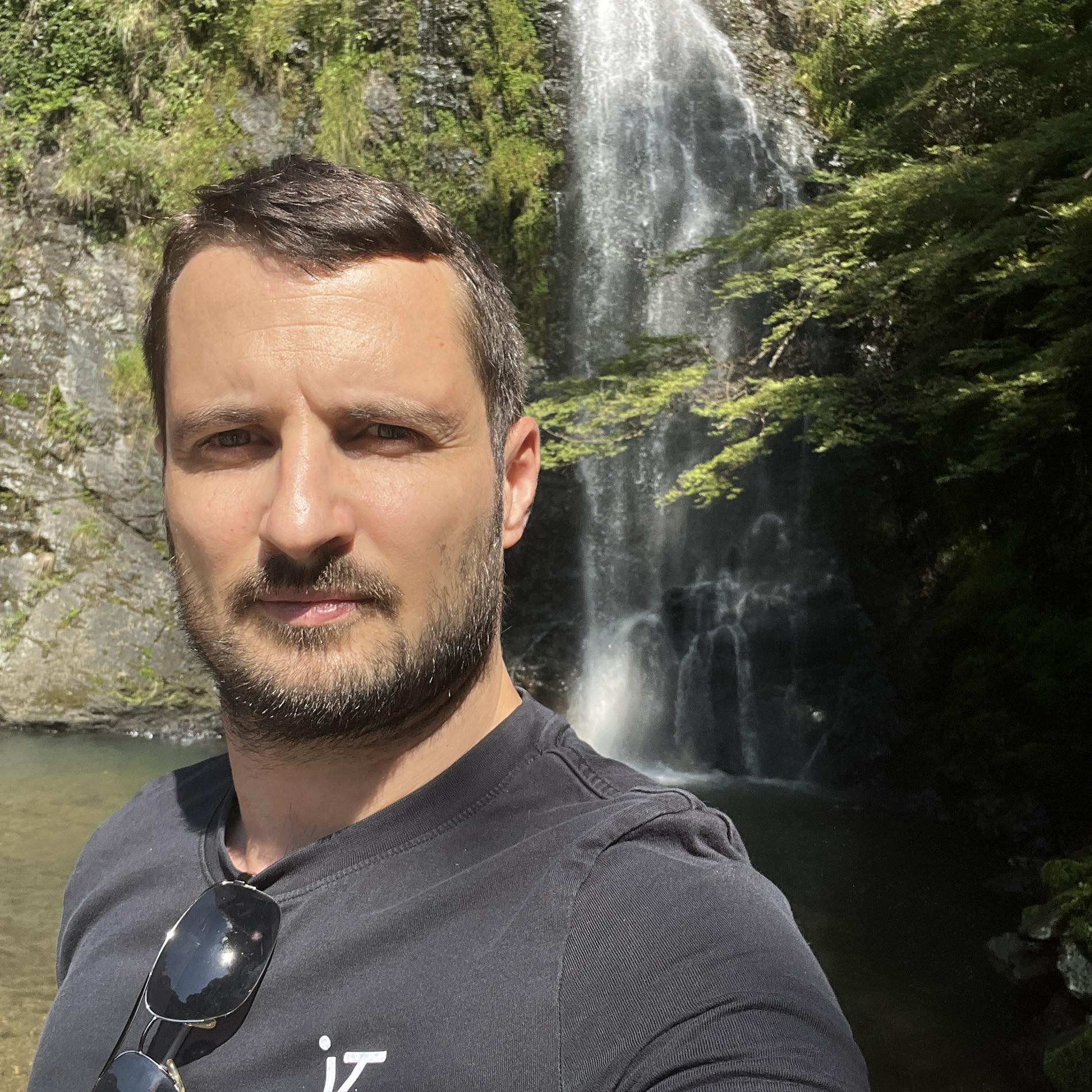 Portrait de François-Thomas Fenaux devant une cascade au Japon