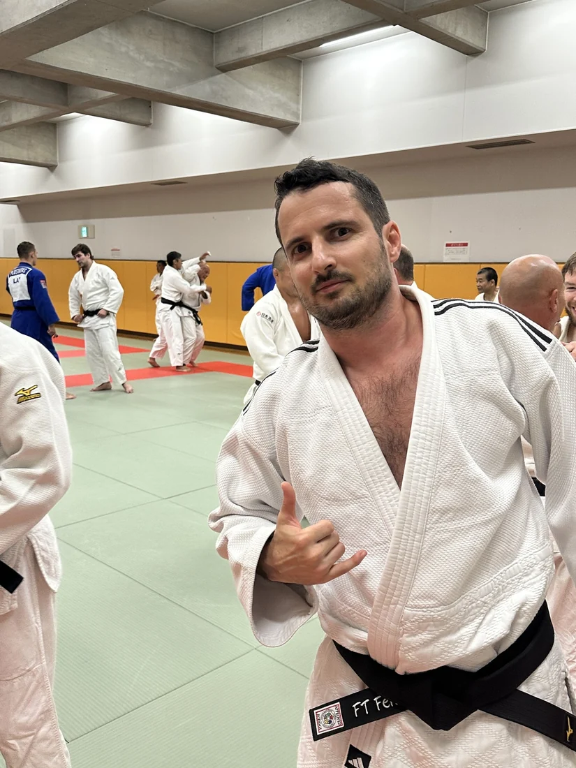 François-Thomas Fenaux en keikogi et ceinture noire sur un tatami au Japon