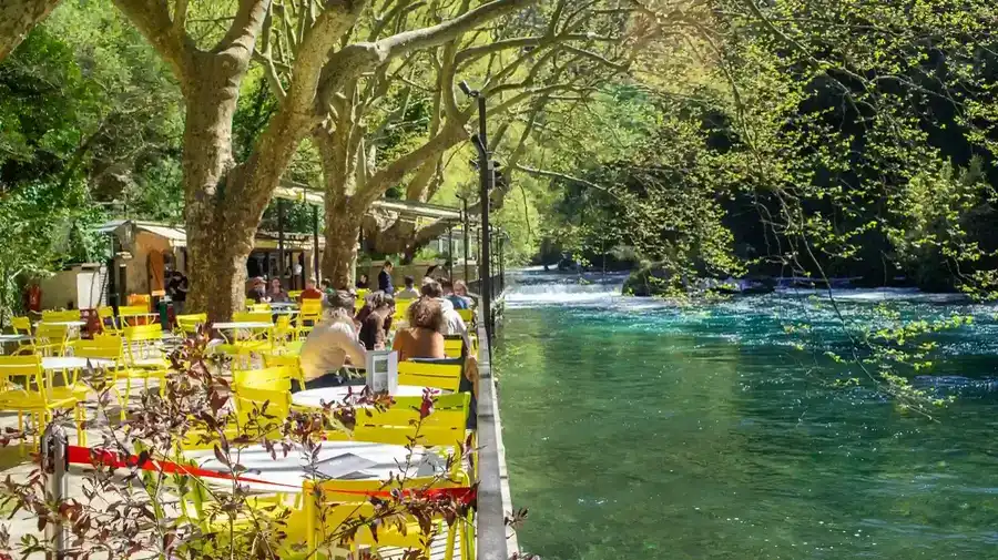 Panoramic terrace under the plane trees by the Sorgue, Restaurant Philip